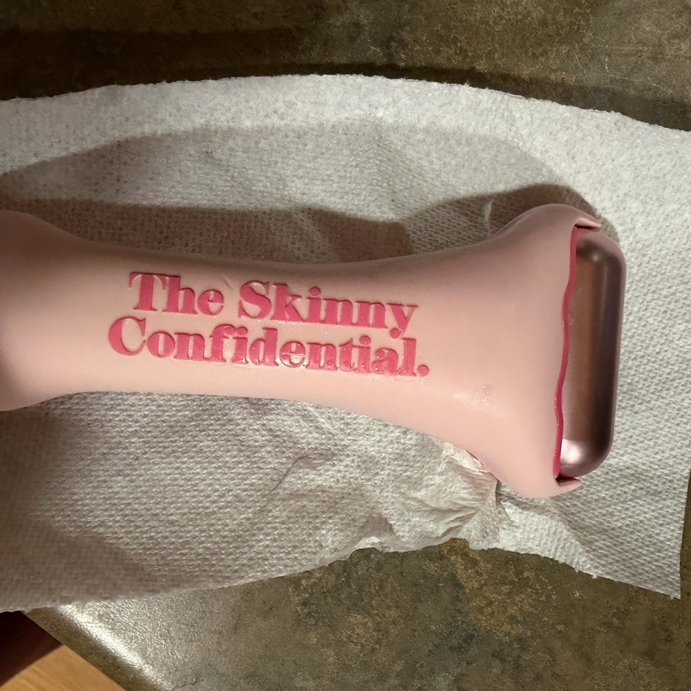 The Skinny Confidential Pink Facial Roller